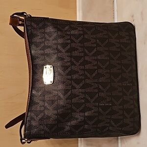 Micheal kors crossbody bag